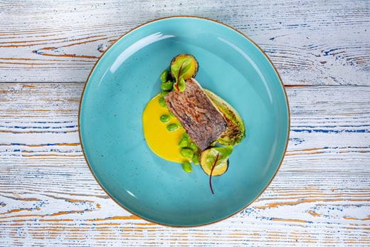 recipe image Dziki łosoś z prażoną sałatą rzymską i winnym sosem