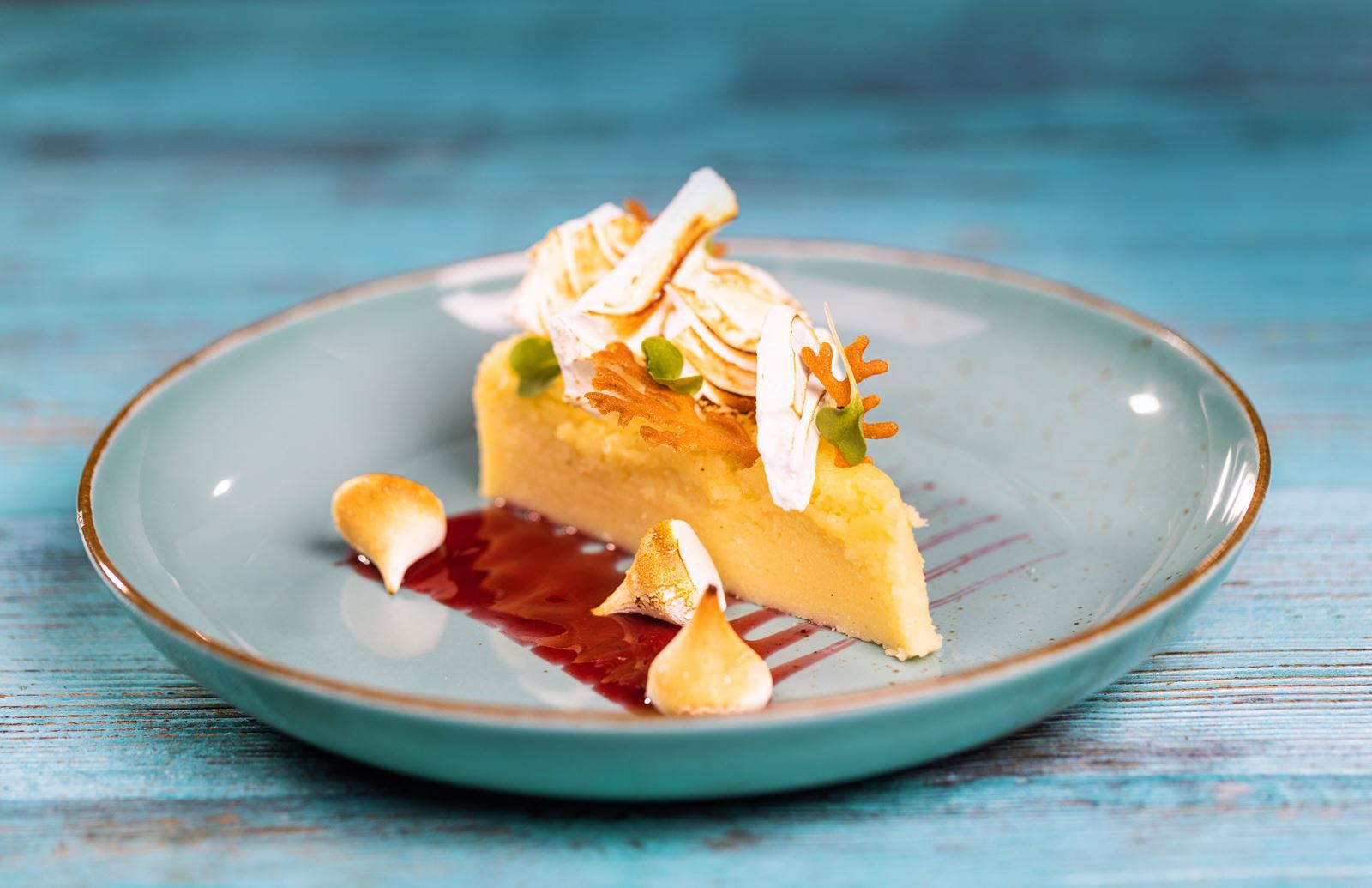 recipe image Sernik z sosem malinowym i paloną bezą