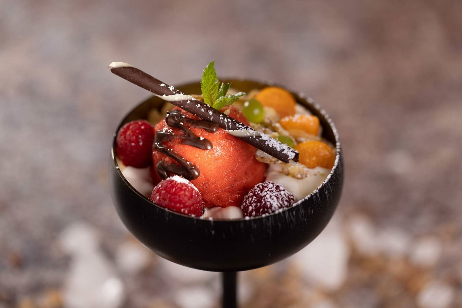 recipe image Roślinne lody truskawkowe z vege kremem i owocami