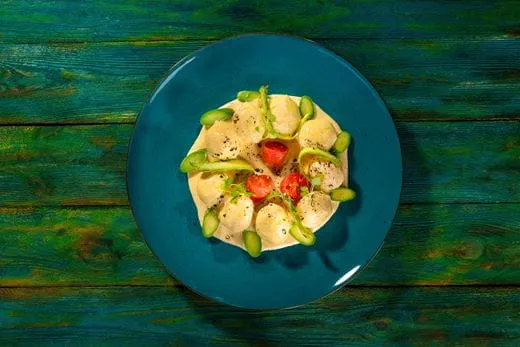 recipe image Roślinne gnocchi nadziewane grzybami i Violife Kremowym z sosem serowym