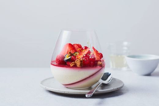 recipe image Wegańska panna cotta z sałatką z czerwonych owoców