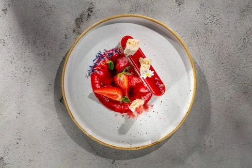 recipe image Truskawkowe semifredo z bezą