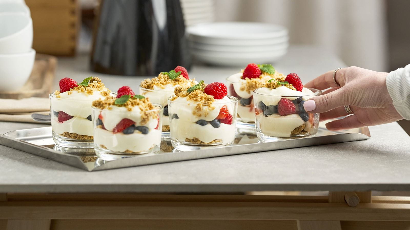 recipe image Serniczki z owocami jagodowymi i owsianą kruszonką