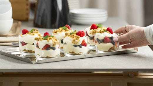 recipe image Serniczki z owocami jagodowymi i owsianą kruszonką