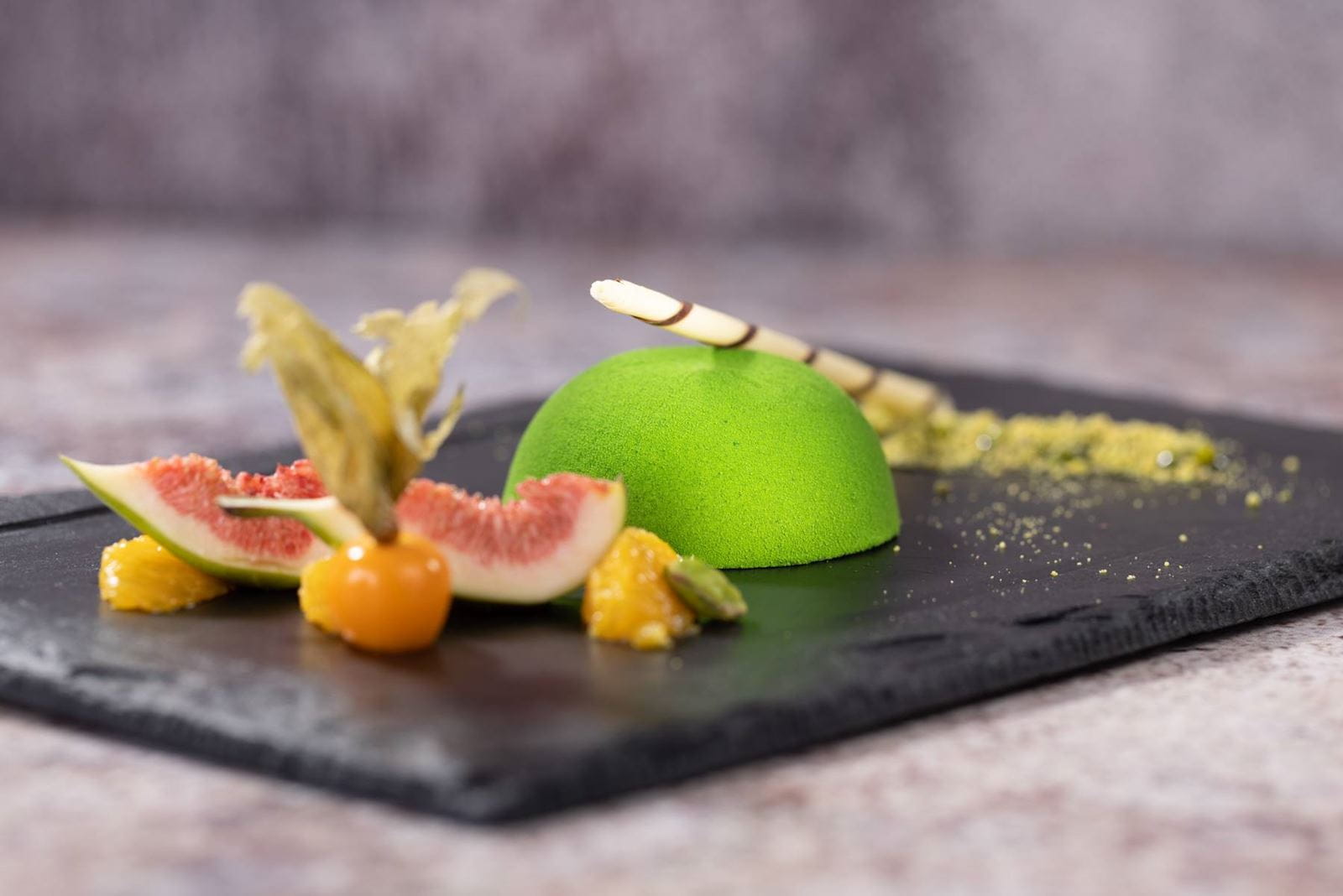 recipe image Ciastko kakaowe z kremową matchą, żelką mango i zielonym zamszem