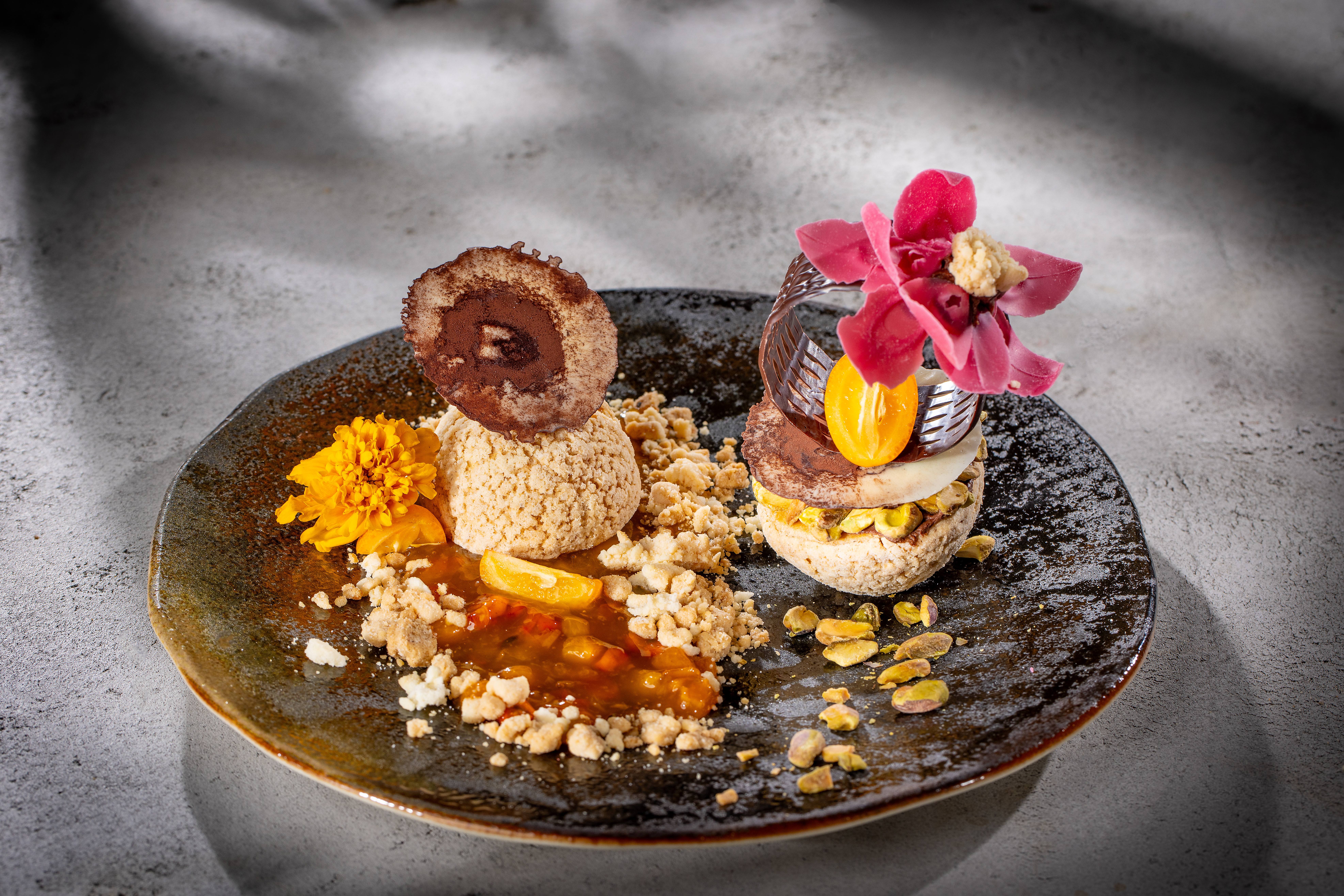 recipe image Ptyś z kruszonką, kremem pistacjowym i morelą z rokitnikiem