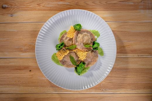 recipe image Cappelli orkiszowe z brokułem, prażonymi migdałami, kremowym Violife i pesto z niedźwiedziego czosnku