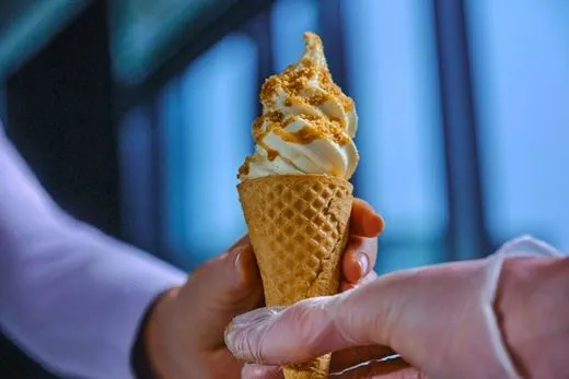 recipe image Włoskie lody karmelowe z sosem karmelowym i kruszonką