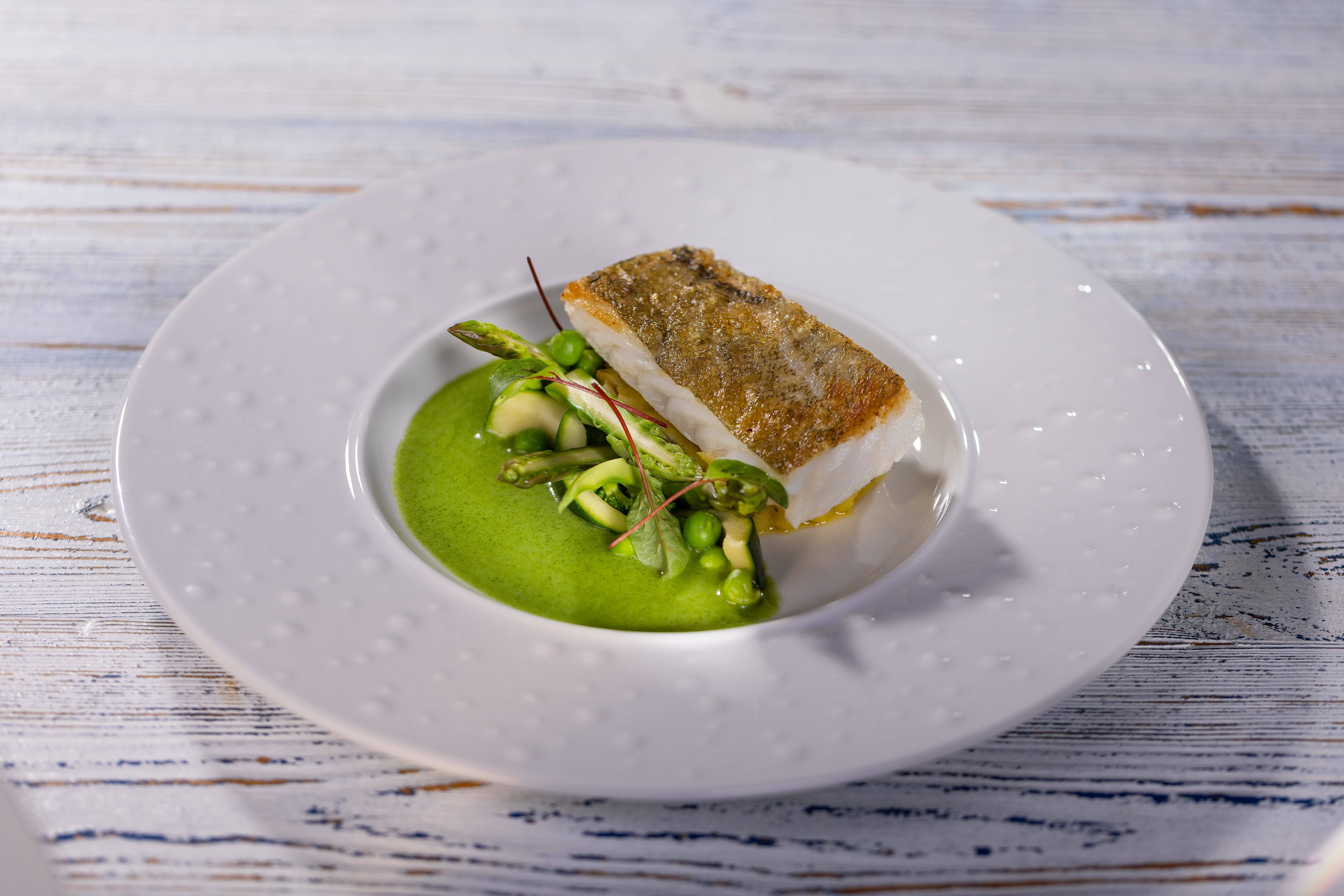 recipe image Dorsz na tłuczonych ziemniakach z zielonymi warzywami i sosem z zielonej pietruszki