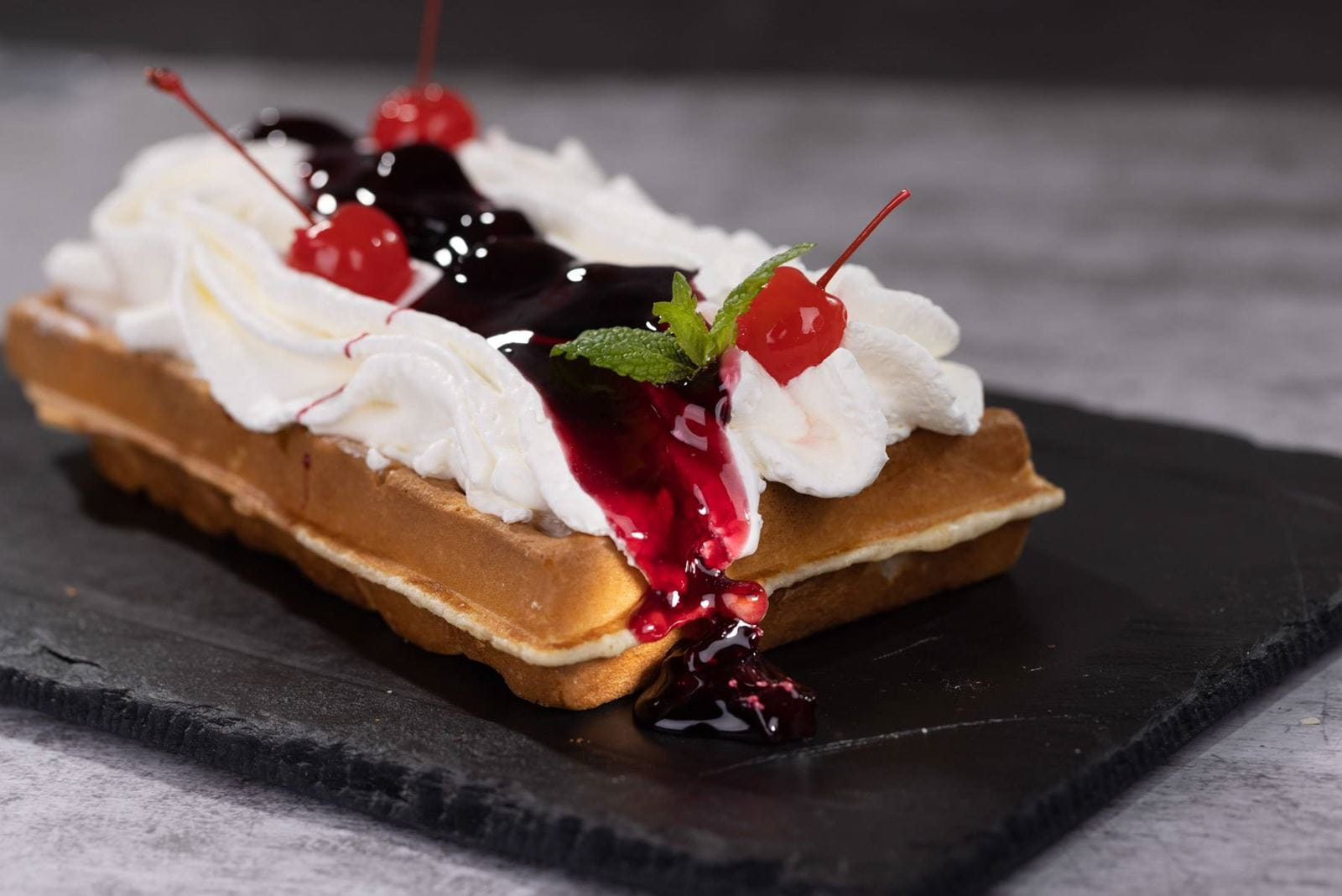 recipe image Gofry z bitą śmietaną i wiśniową frużeliną