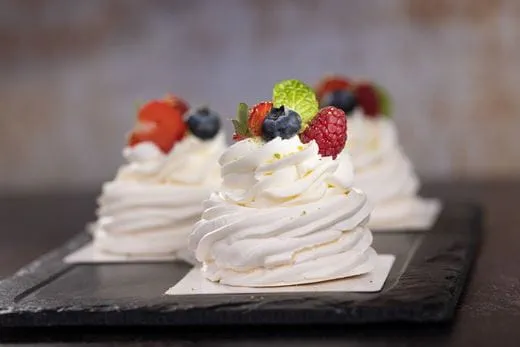 recipe image Roślinna beza z owocami i vege kremem