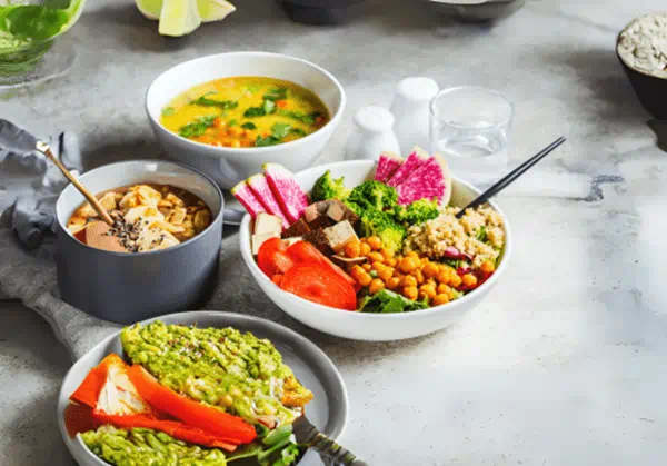 Wegańskie jedzenie w miskach