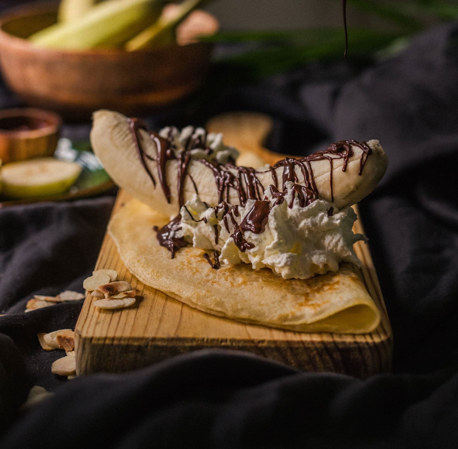 recipe image Crepe de banana, chantilly e chocolate