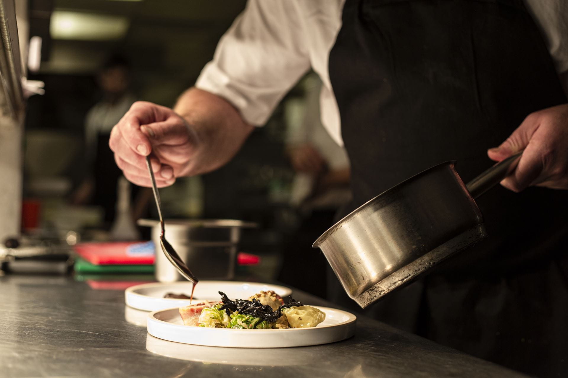 Cozinheiro a fazer empratamento de prato vegetariano