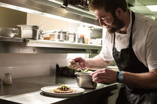 Cozinheiro a fazer empratamento