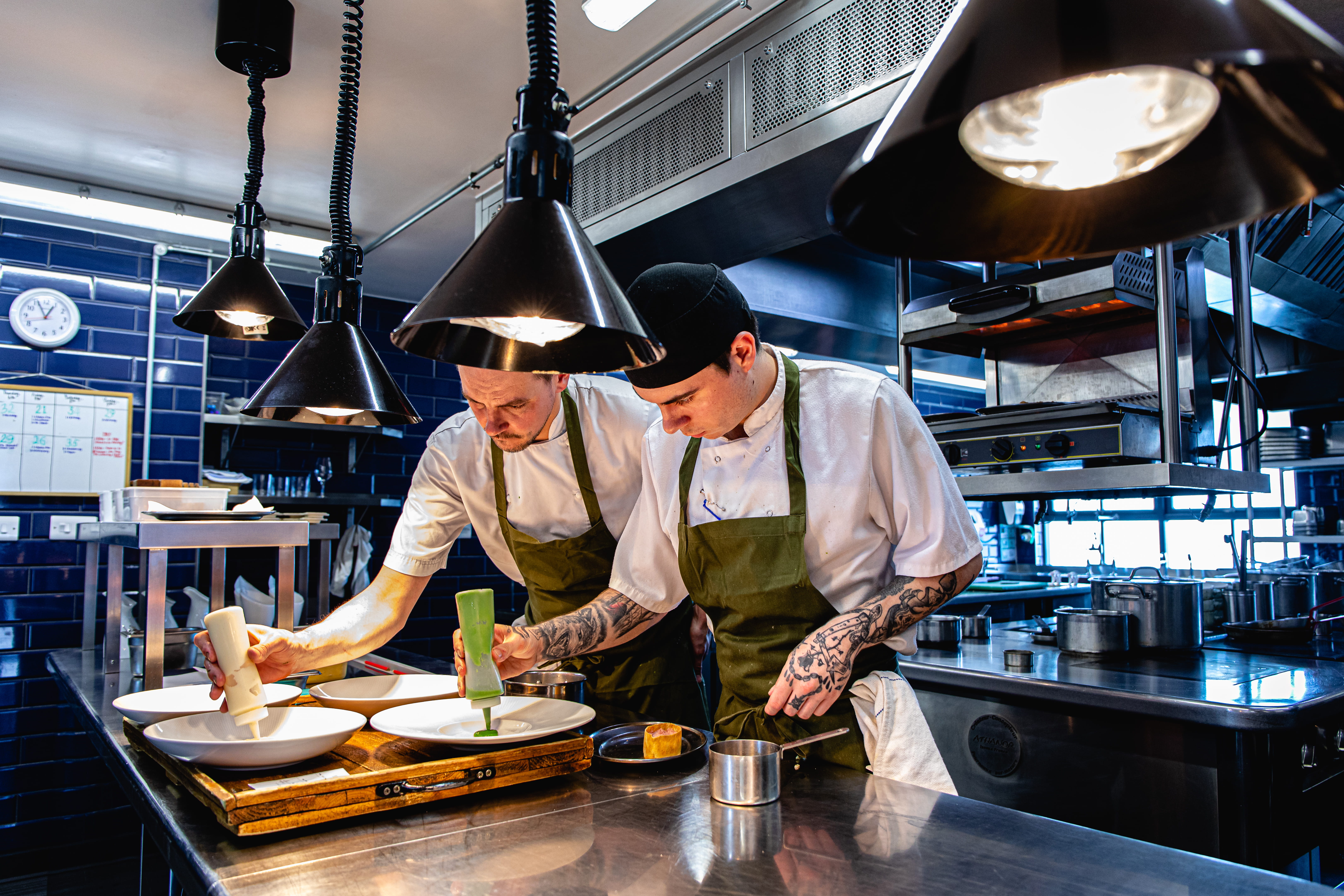 Chefs e Cozinheiros a fazer empratamento