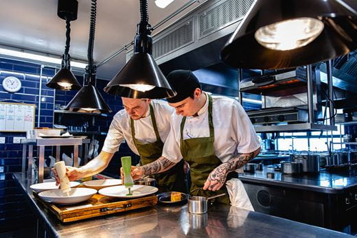 Chefs e Cozinheiros a fazer empratamento