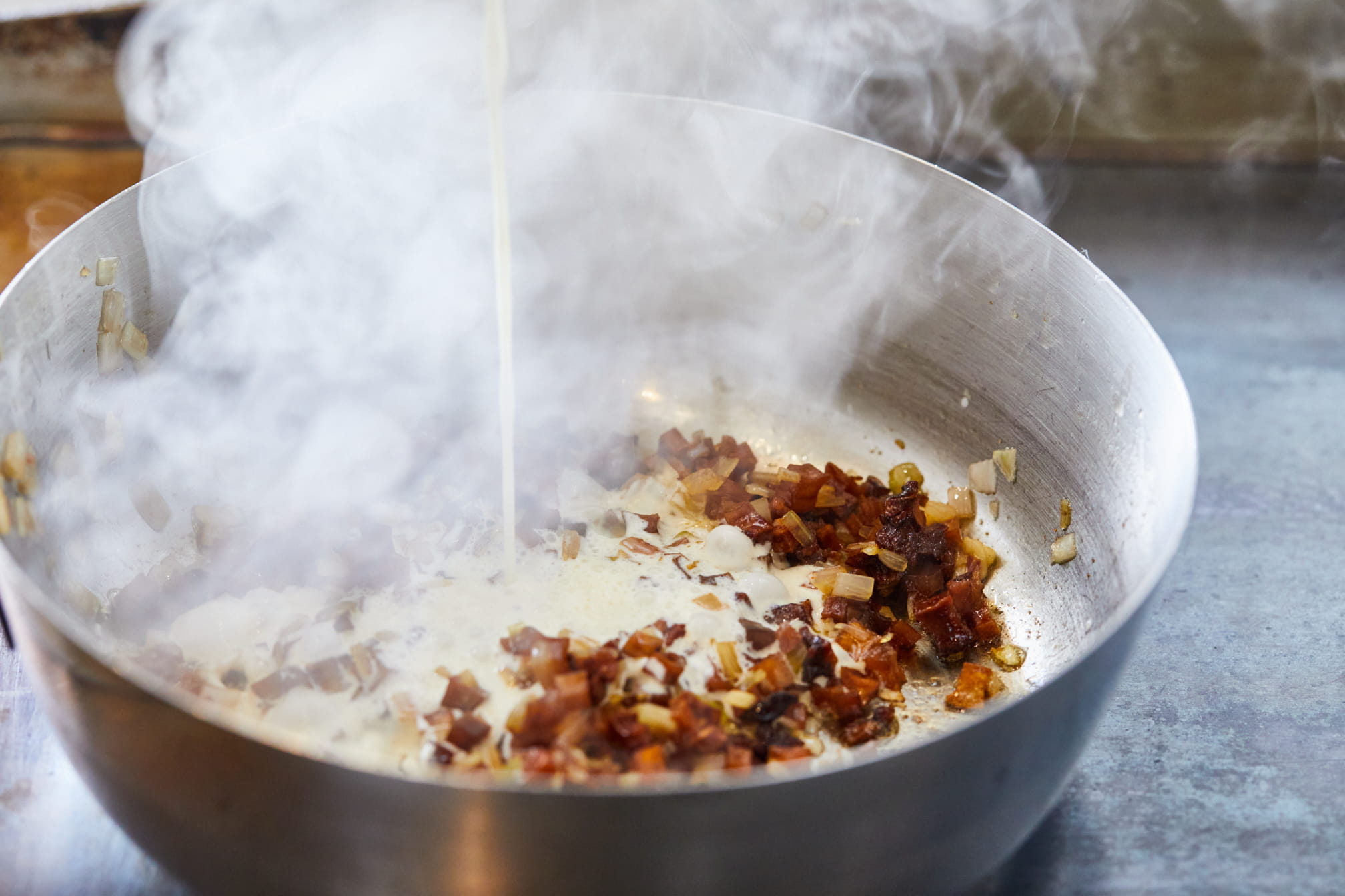 Cozinheiro a usar um saco pasteleiro para fazer sobremesas