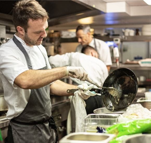 Cozinheiro a trabalhar numa cozinha profissional