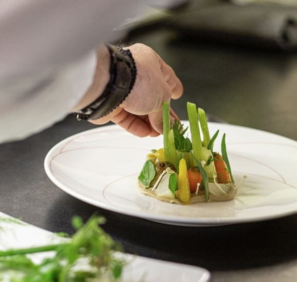Cozinheiro a fazer empratamento