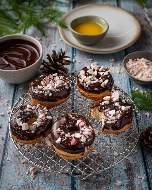 recipe image Donuts com cobertura de baunilha e chocolate