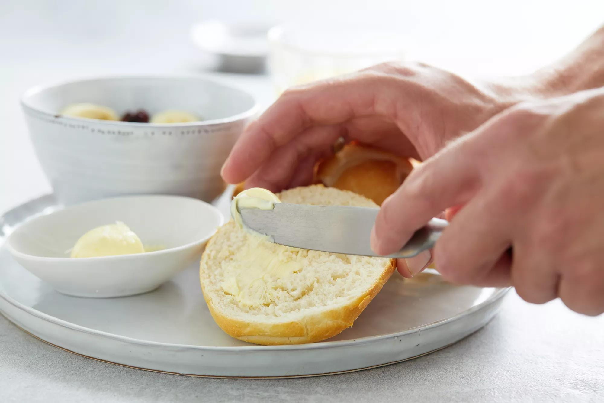 webimage-Hotel-breakfast-kitchen-setting_-buttering-bun-jpg