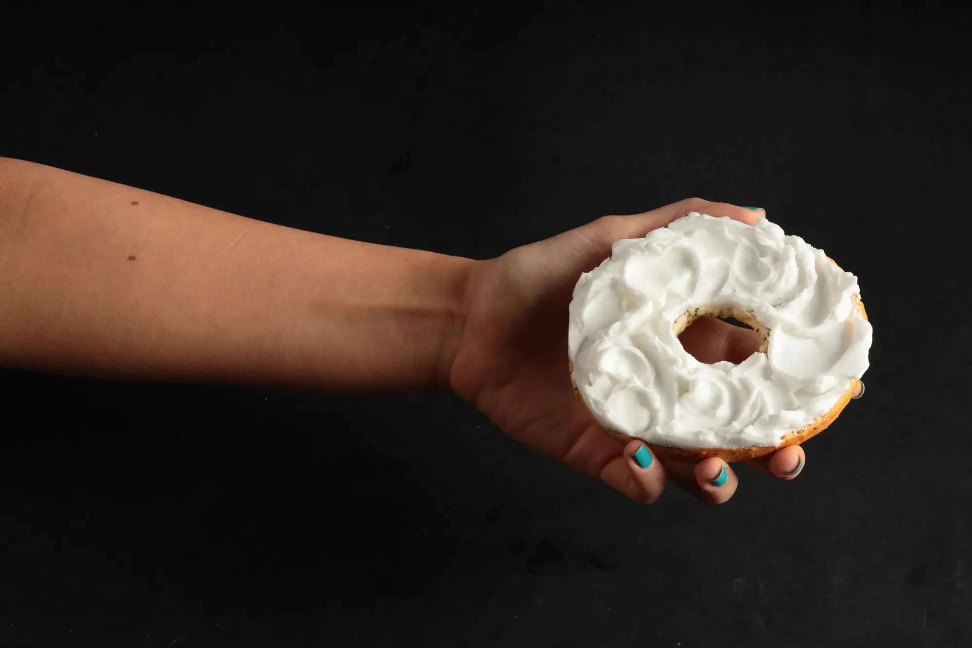webimage-hand-bagel-creamy-violife