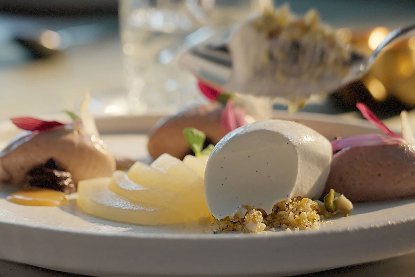 recipe image Hruška s kardamómovo-vanilkovou zmrzlinou, slaným karamelom a Acai penou
