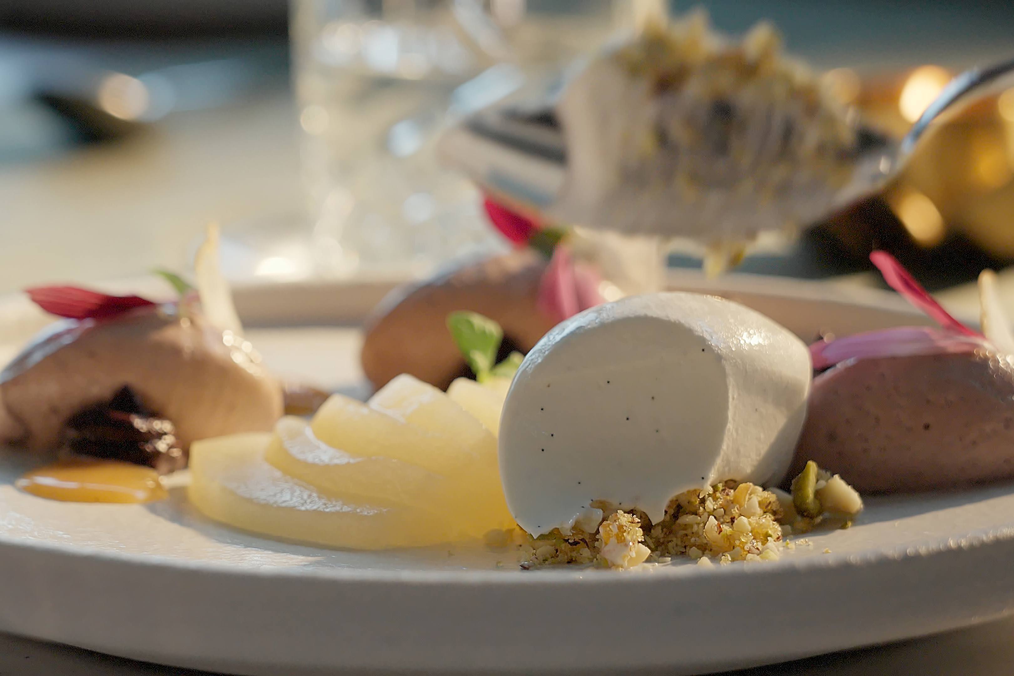 recipe image Hruška s kardamómovo-vanilkovou zmrzlinou, slaným karamelom a Acai penou