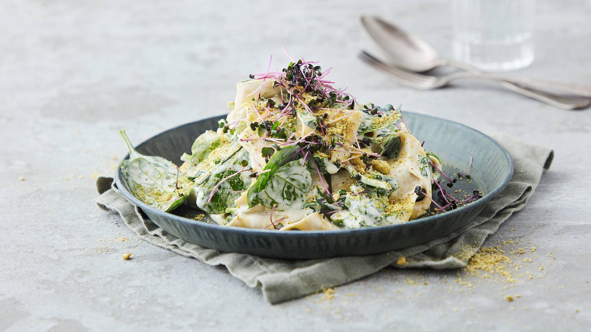 recipe image Krämig pasta med spenat och citron