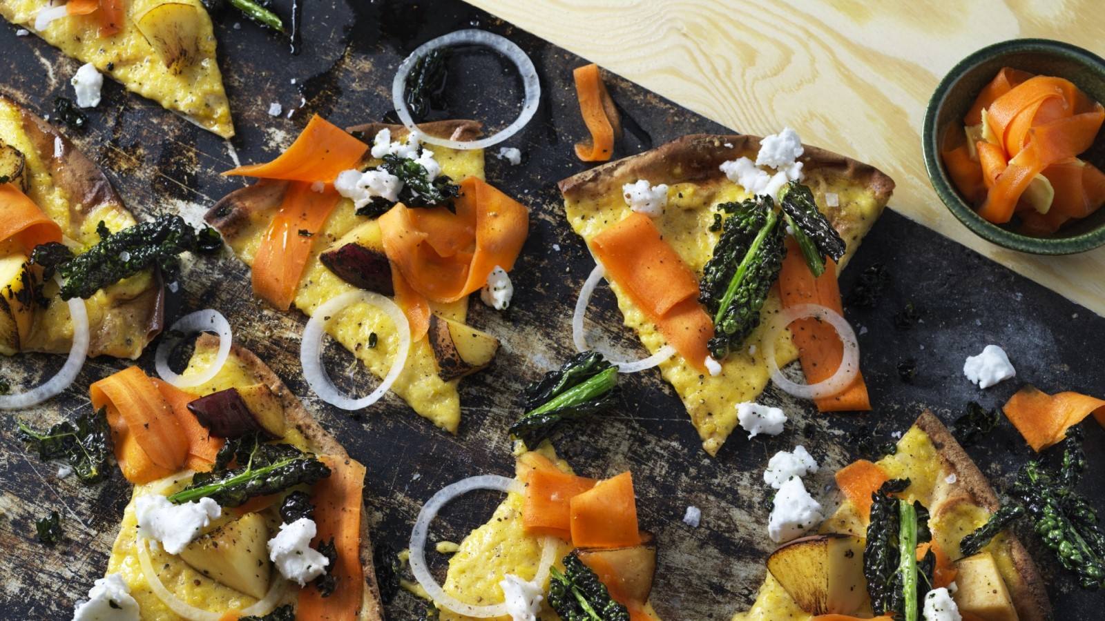 recipe image Flatbread toppad med krispig svartkål, syltad morot och rostade persikor