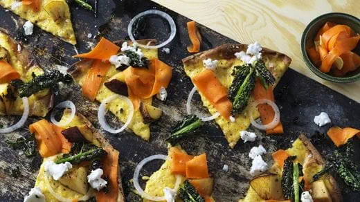 recipe image Flatbread toppad med krispig svartkål, syltad morot och rostade persikor