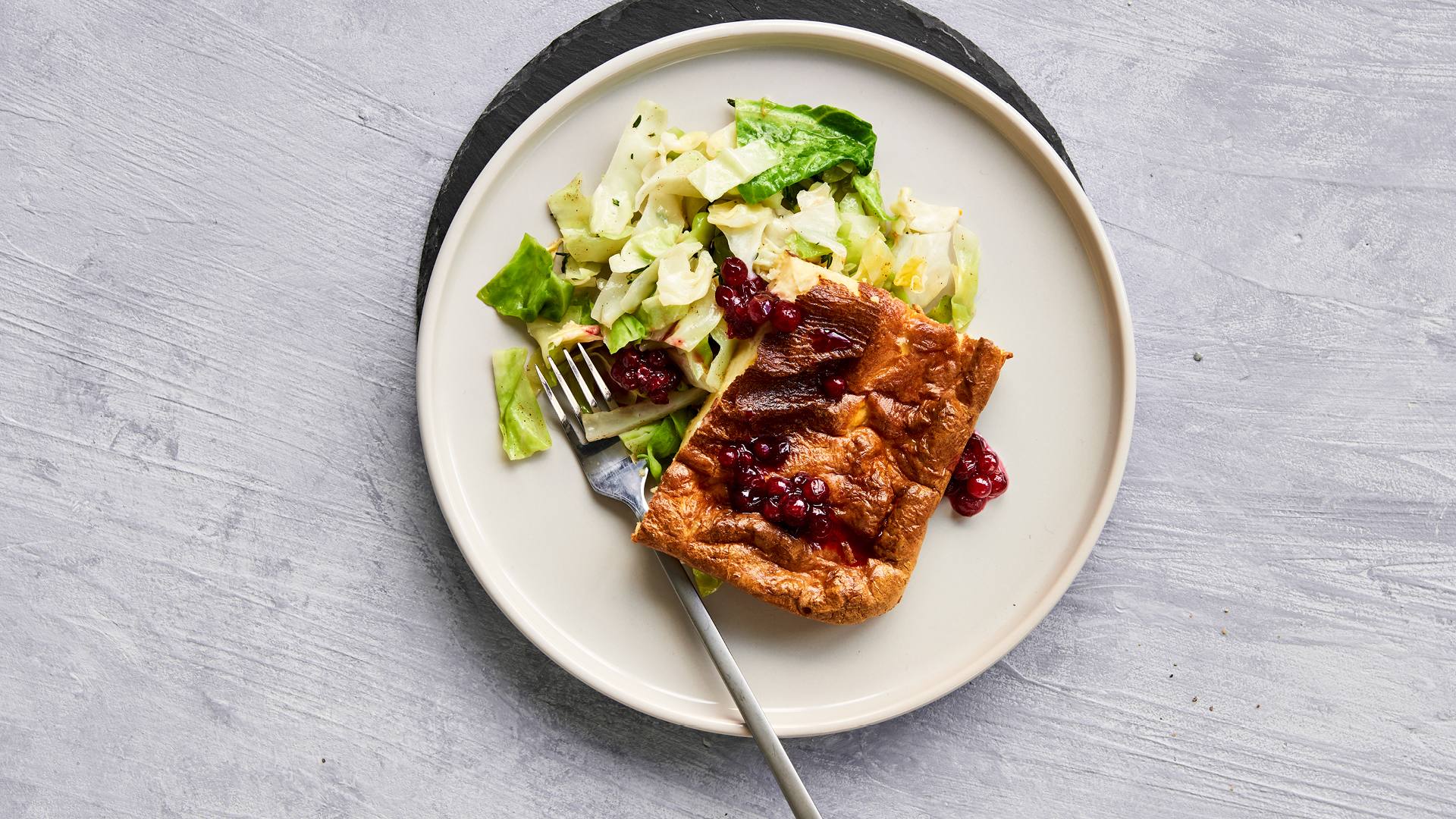 recipe image Glutenfri ugnspannkaka med kål och lingon