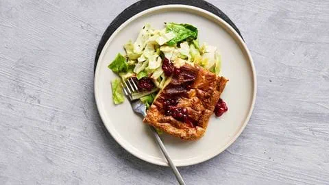 recipe image Glutenfri ugnspannkaka med kål och lingon