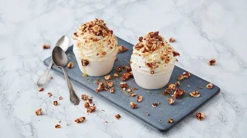 recipe image Bananglass med jordnötssmör och saltad karamell