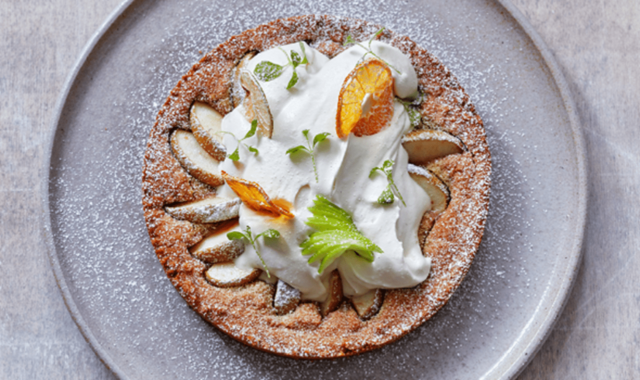 Äppelkaka toppad med vispad Rama 