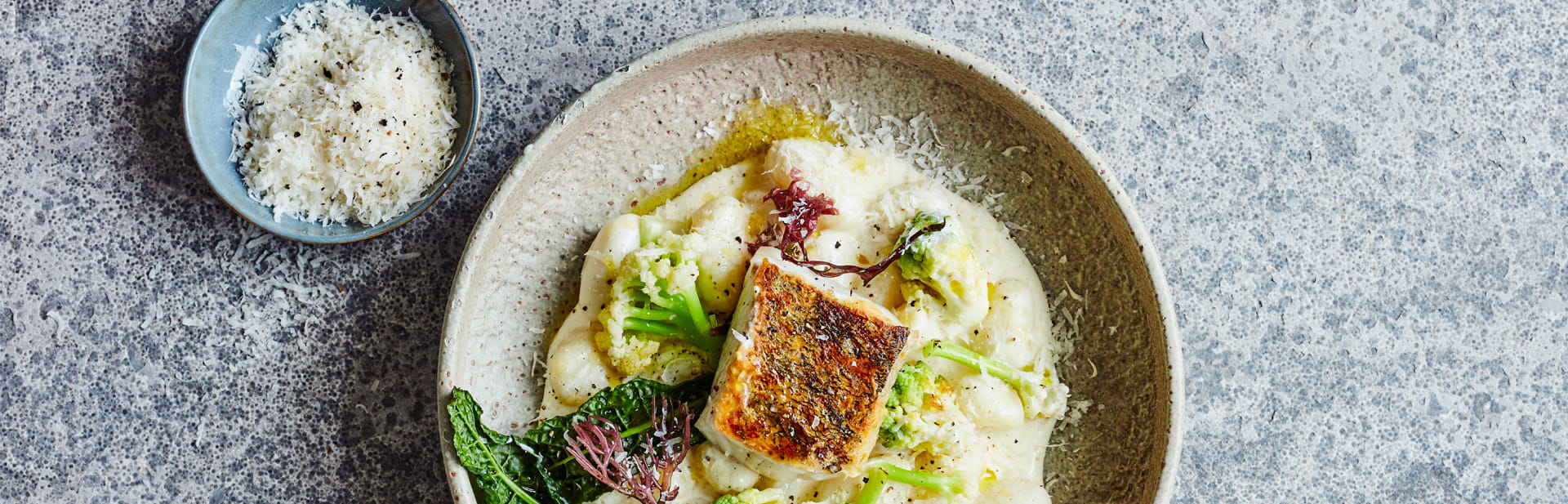 Grillad fisk, abborre, gräddig gnocchi, blomkål, svartkål