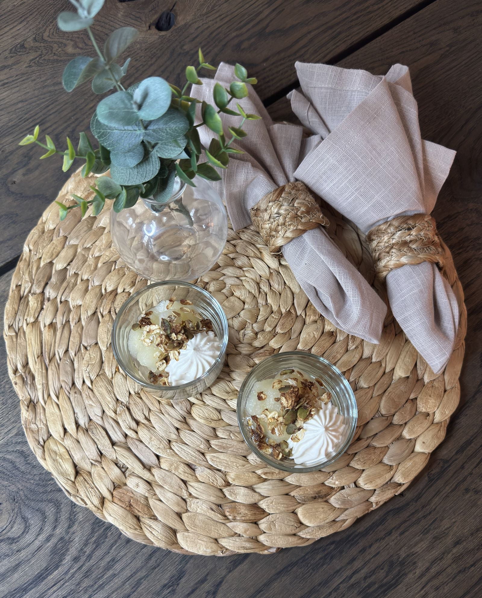 recipe image Äppelkompott med kryddig granola och vaniljfluff