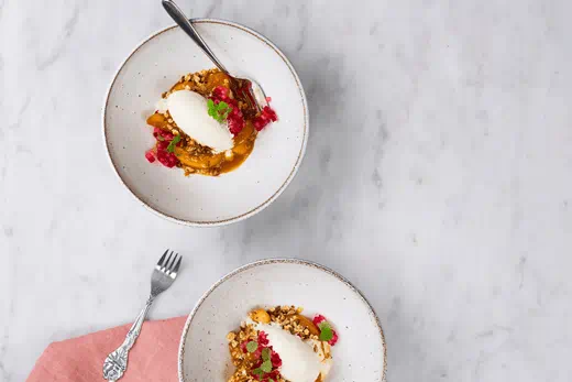 recipe image Flamberat äpple med havrecrunch