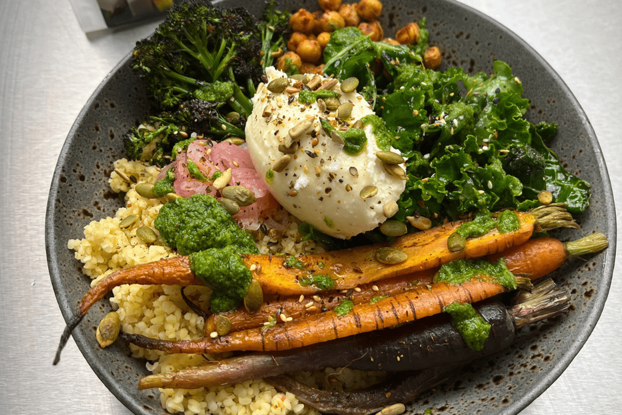 recipe image Buddah Bowl med örtig Prosociano dressing & vispad Greek White med citron och svartpeppar