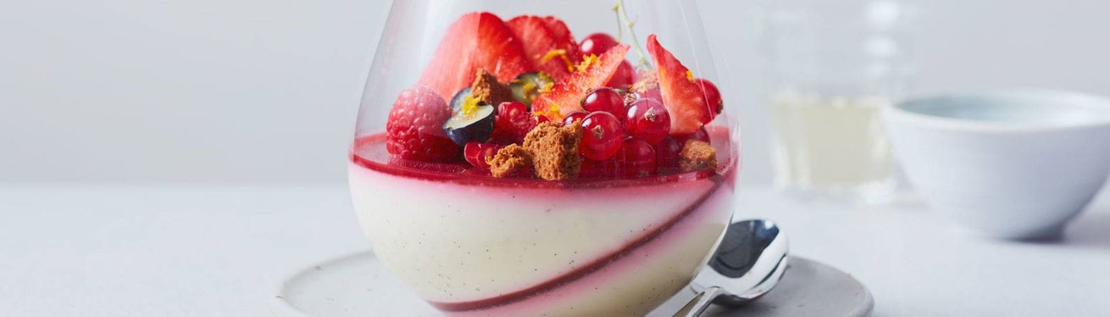 recipe image Pannacotta med bär & kakcrumble (utan gelatin)