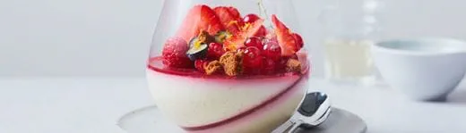 recipe image Pannacotta med bär & kakcrumble (utan gelatin)