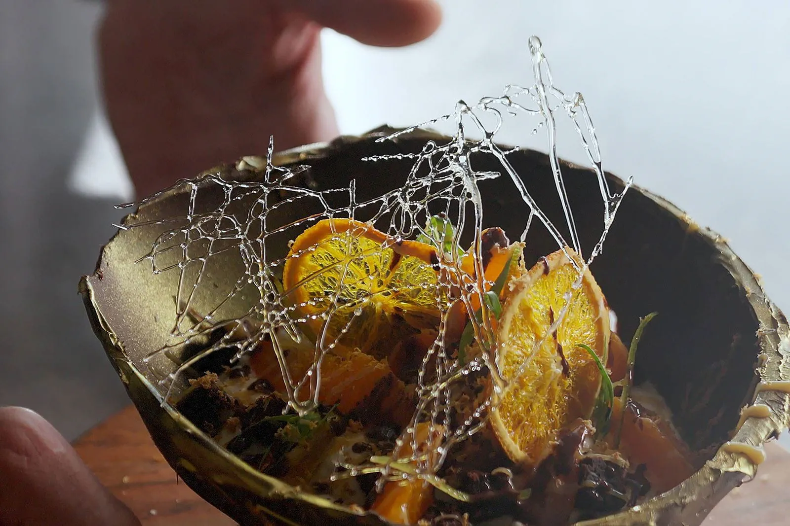 recipe image Påskägg med mousse, mandarin & brownie