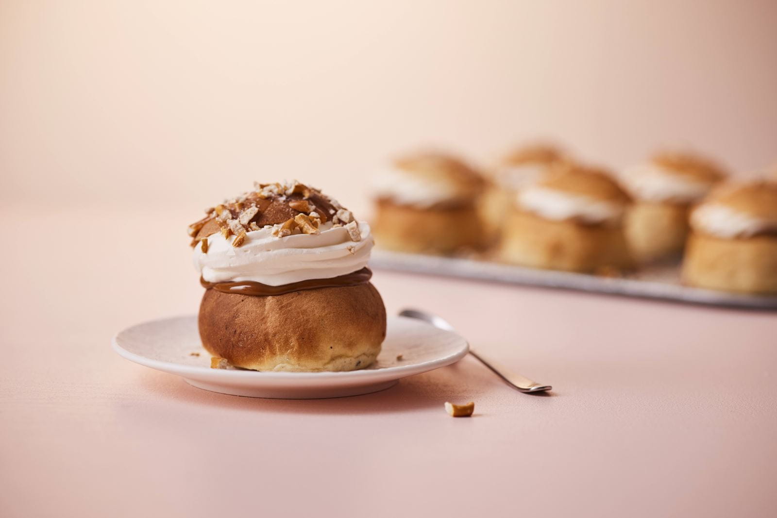 recipe image Semlor med dulche de leche och pretzl