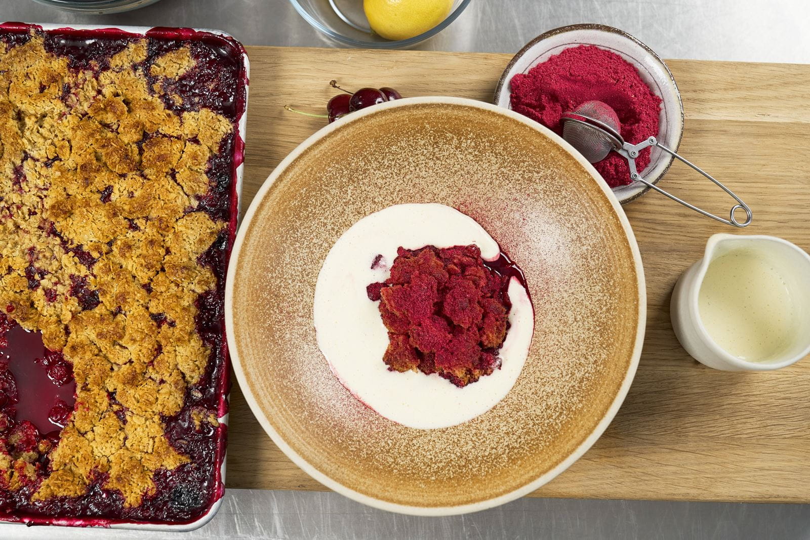 recipe image Körsbärspaj smaksatt med tjärsirap och salt vaniljsås