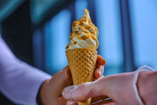 recipe image Mjukglass toppad med kaksmulor och karamellsås