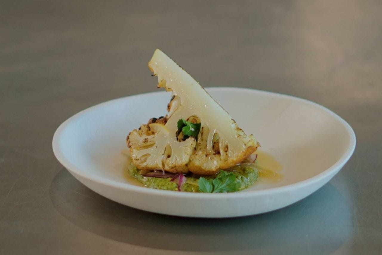 recipe image Blomkal med gron pistagemole