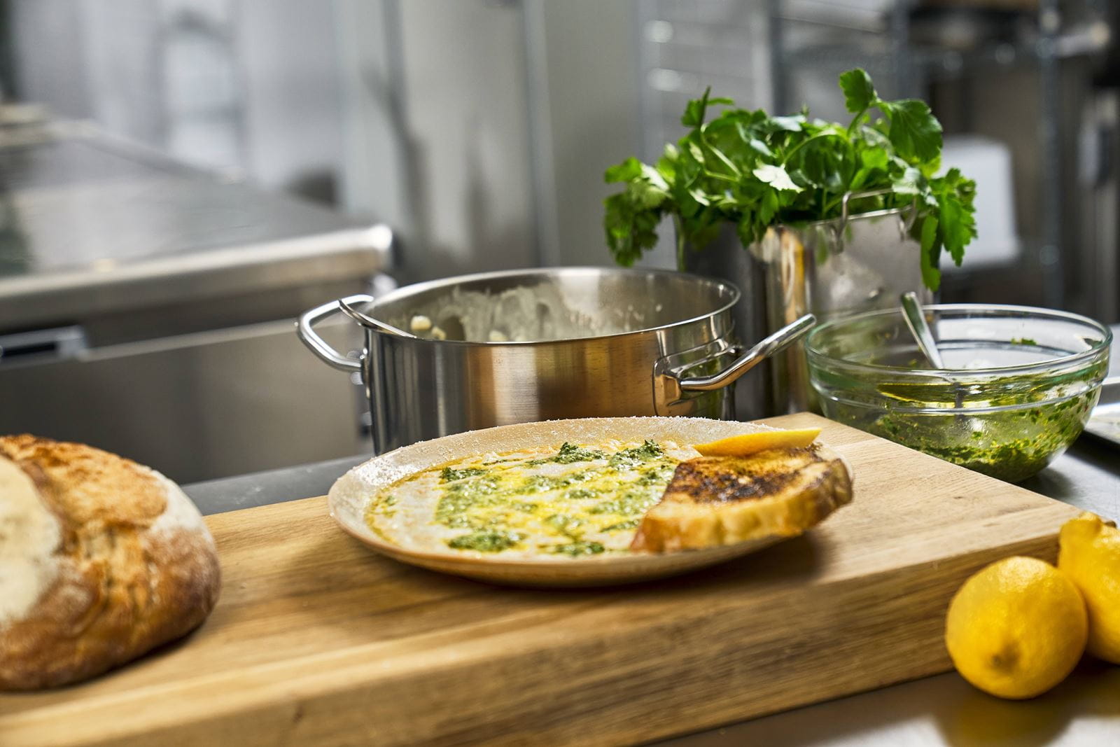 recipe image Krämiga lupinbönor i vitvin, Chermoula, Greek White, grillad citron & surdeg