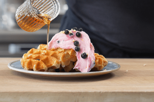 recipe image Våfflor med krämig blåbärsfluff och lönnsirap