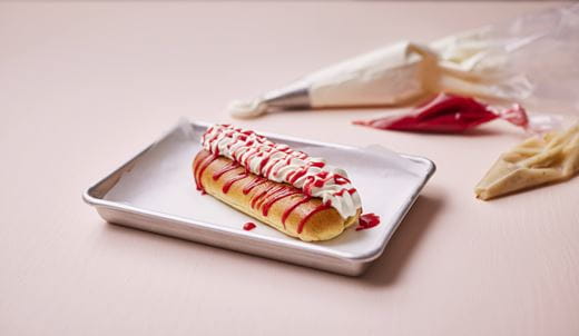 recipe image Semlehotdog med mandelmassa och hallonsås